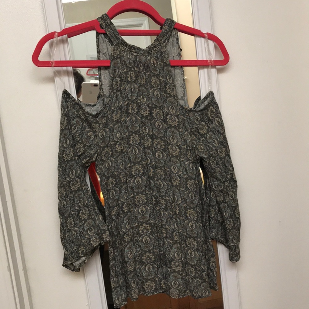 American Eagle Cold shoulder shirt